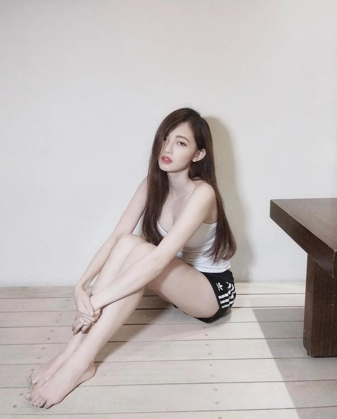 Vava 大晒修长美腿照实在很吸引人的目光(11)