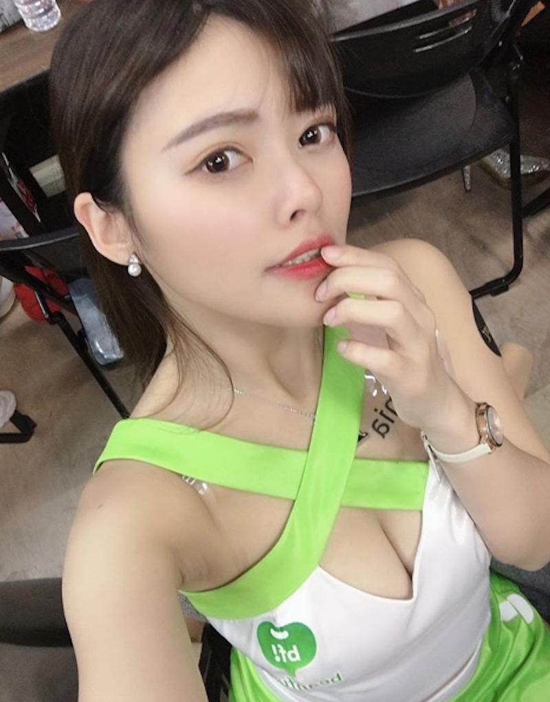 狗狗好识货！展场正妹「魏柠」工作时被狗亲 谁看了不想靠上去～(11)