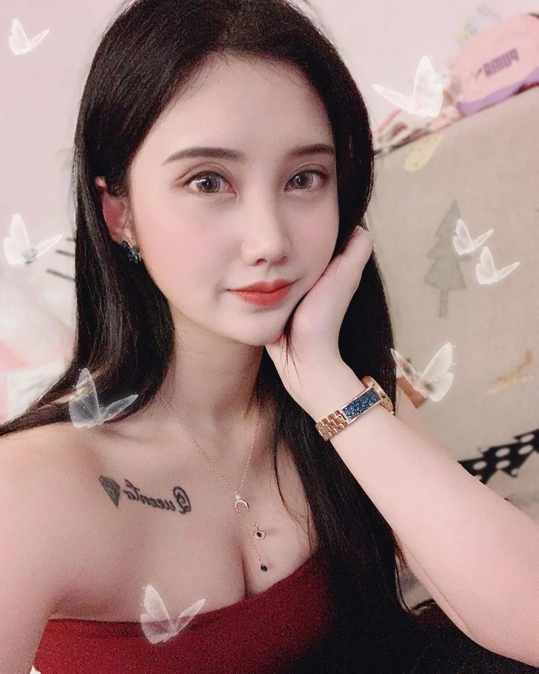 白皙小野豹太狂辣！「许伊ㄦQueenta」水汪媚眼电力扫射，美乳呼之欲出让人憋得超难耐！(19)