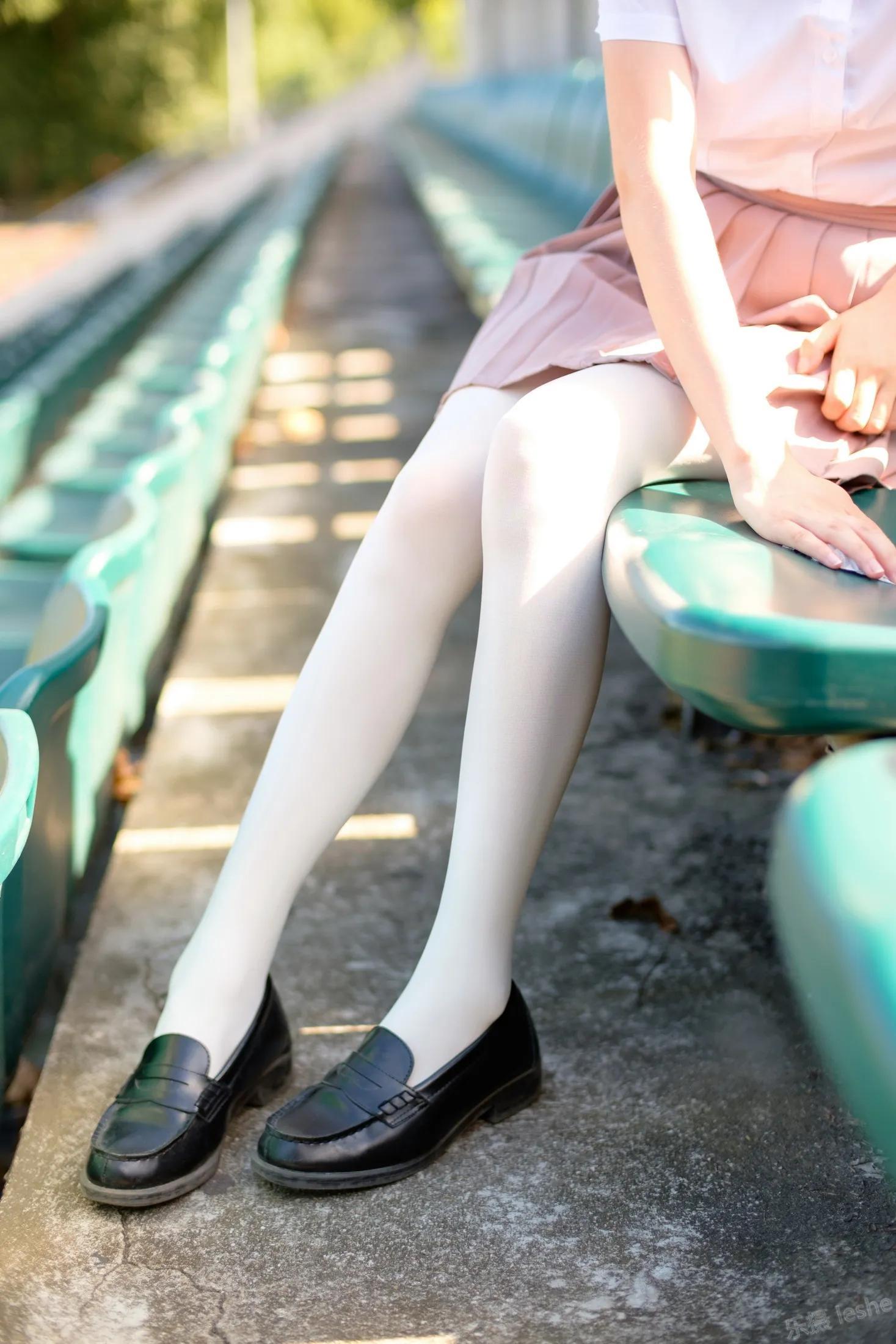 【森萝财团】萝莉丝足写真 R15-030 操场上的白丝(11)