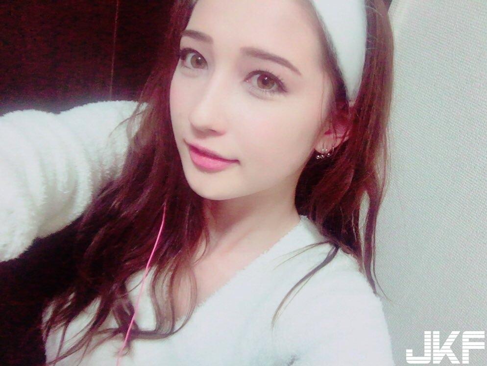 19岁「美乳混血妹」才高中就拍半裸写真！难抵挡的「刚成年诱惑」让人幻想大开！-小湿妹图(4)