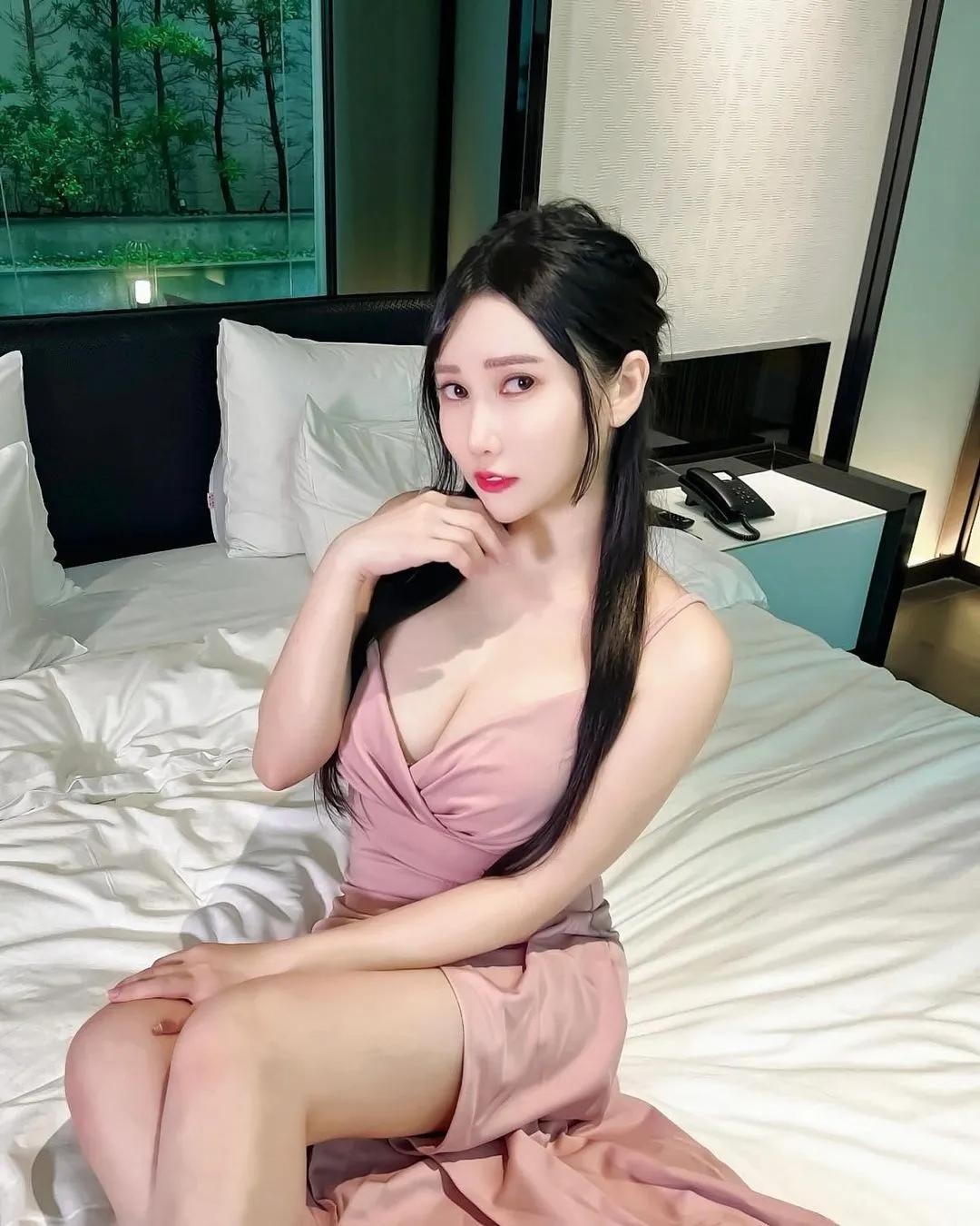 「又又 黄钰文」极品身材散发诱惑气息 泳装美乳很辣(6)