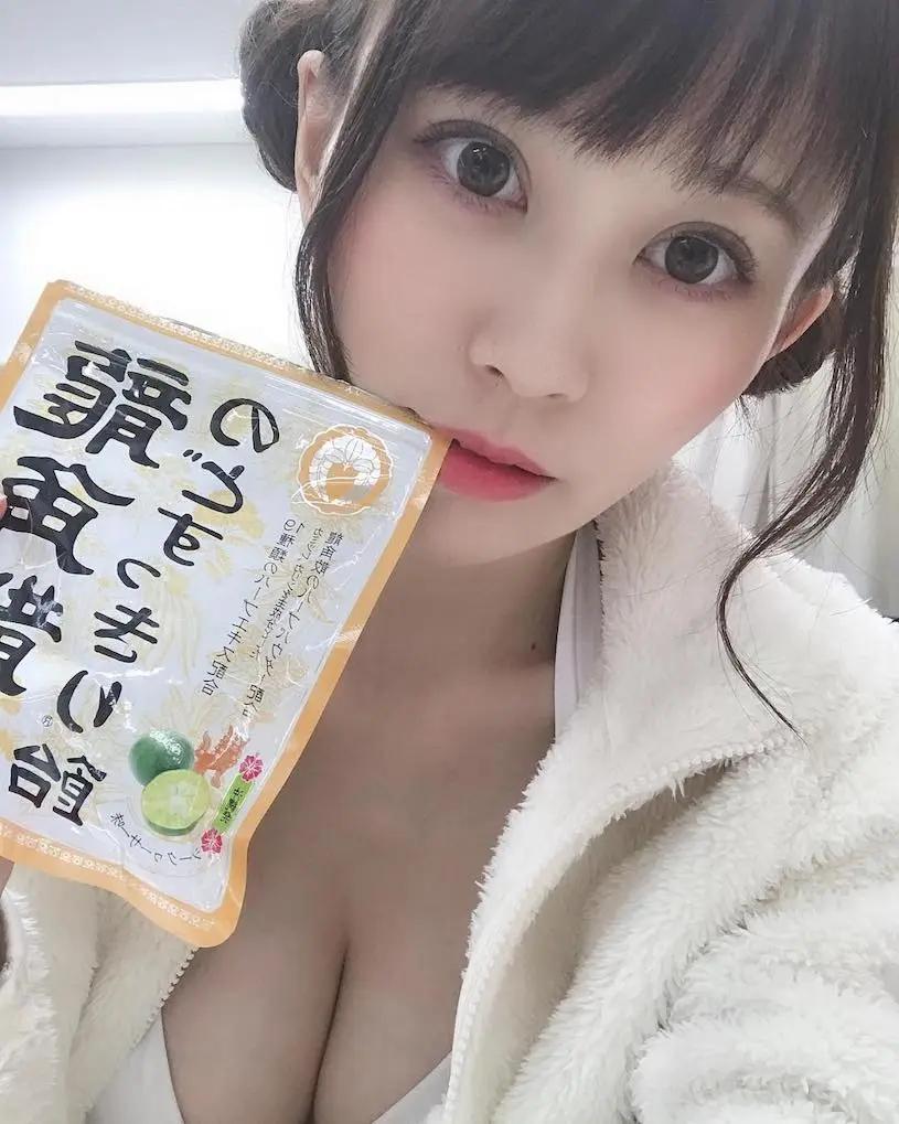 正妹吃龙角散「雪乳现形」，「超深V事业线」好销魂啊！