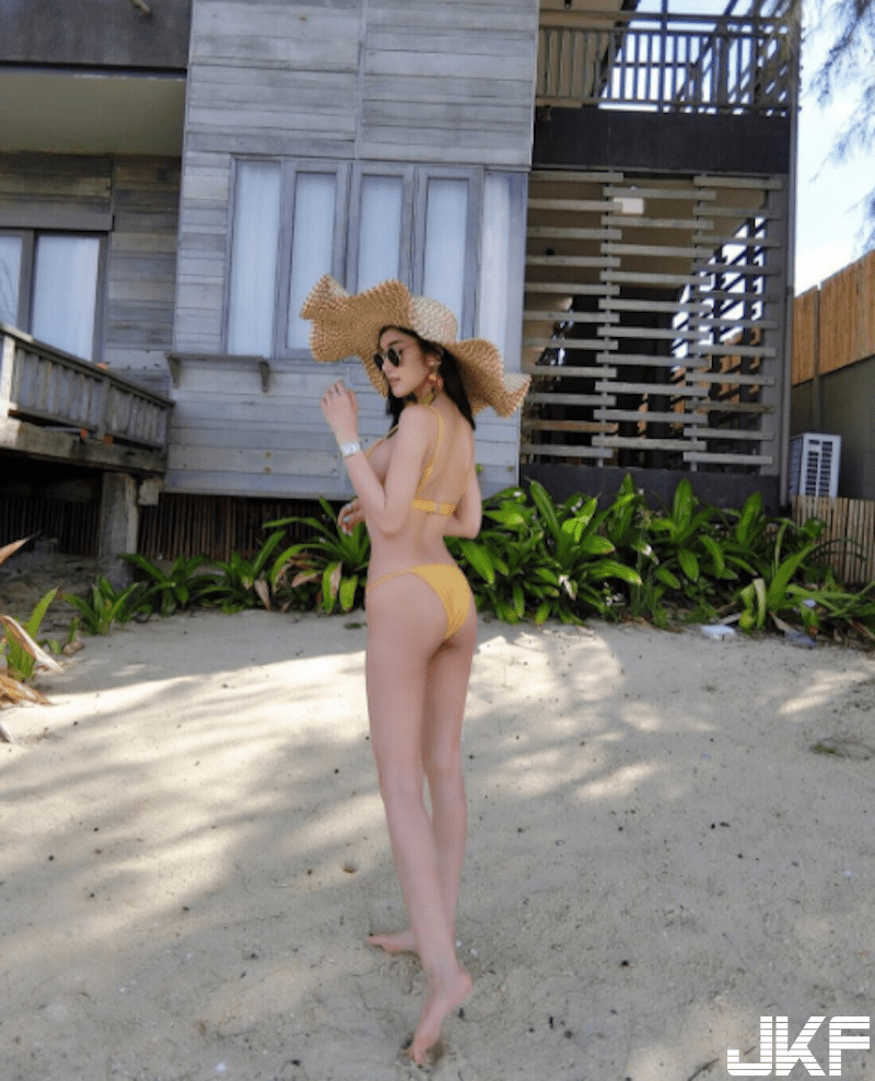 夏天到了！度假Villa「比基尼奶妹」疯拍照！连黑色薄纱也拍得超性感…-小湿妹图(4)