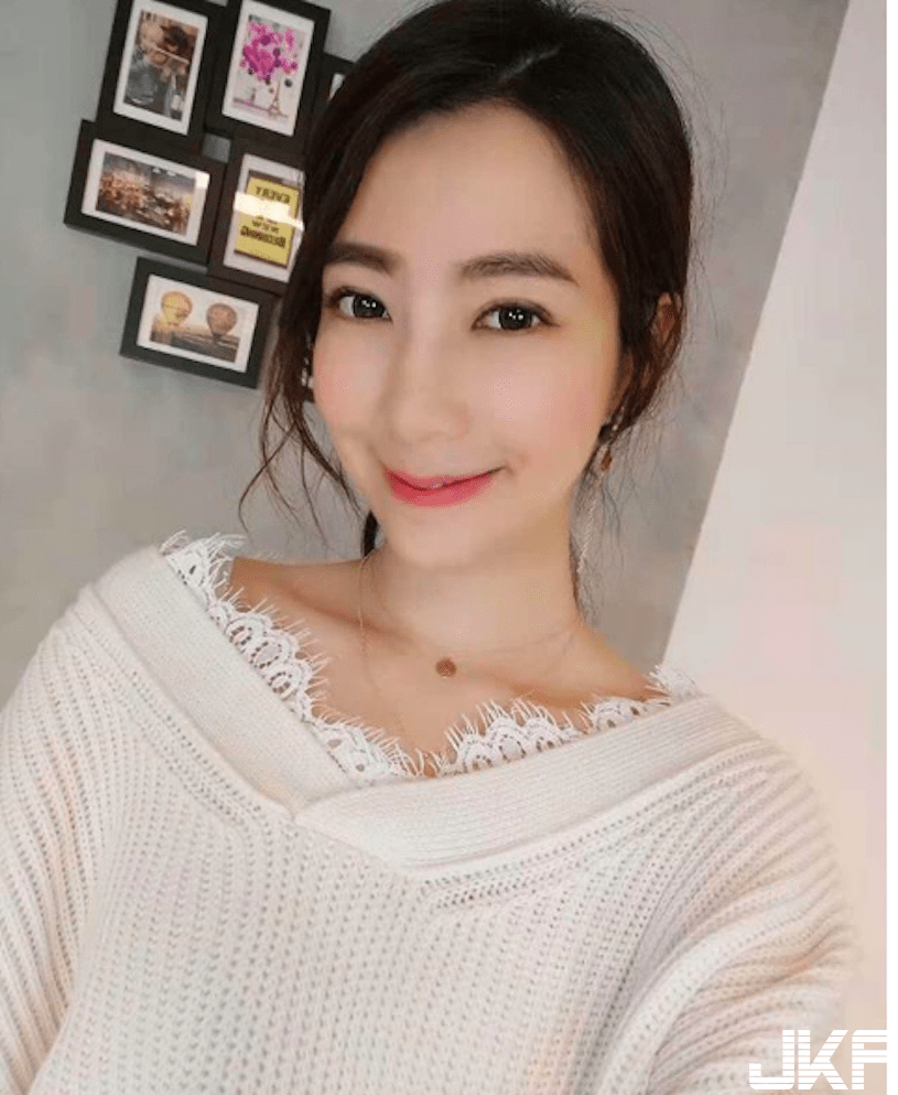 直播正妹伸手展现性感小蛮腰，惹火的胸型让粉丝心动了！(9)