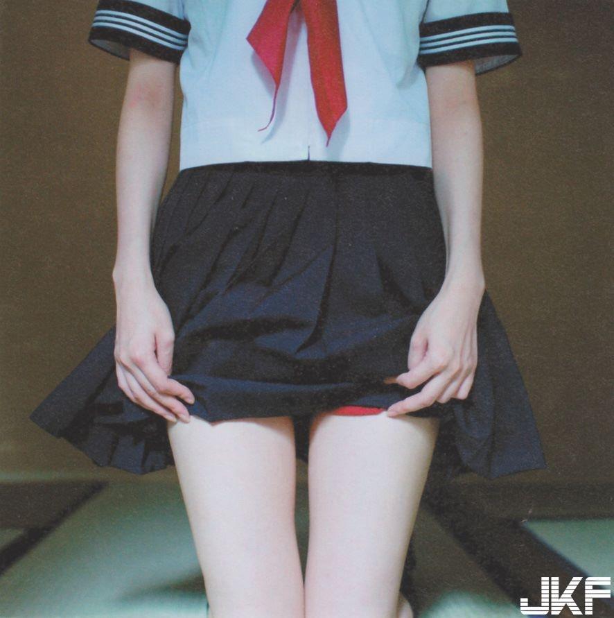 制服の诱惑！激发遐想的感官写真拍出最诱人的「青春」 仿佛回到年轻时！(2)