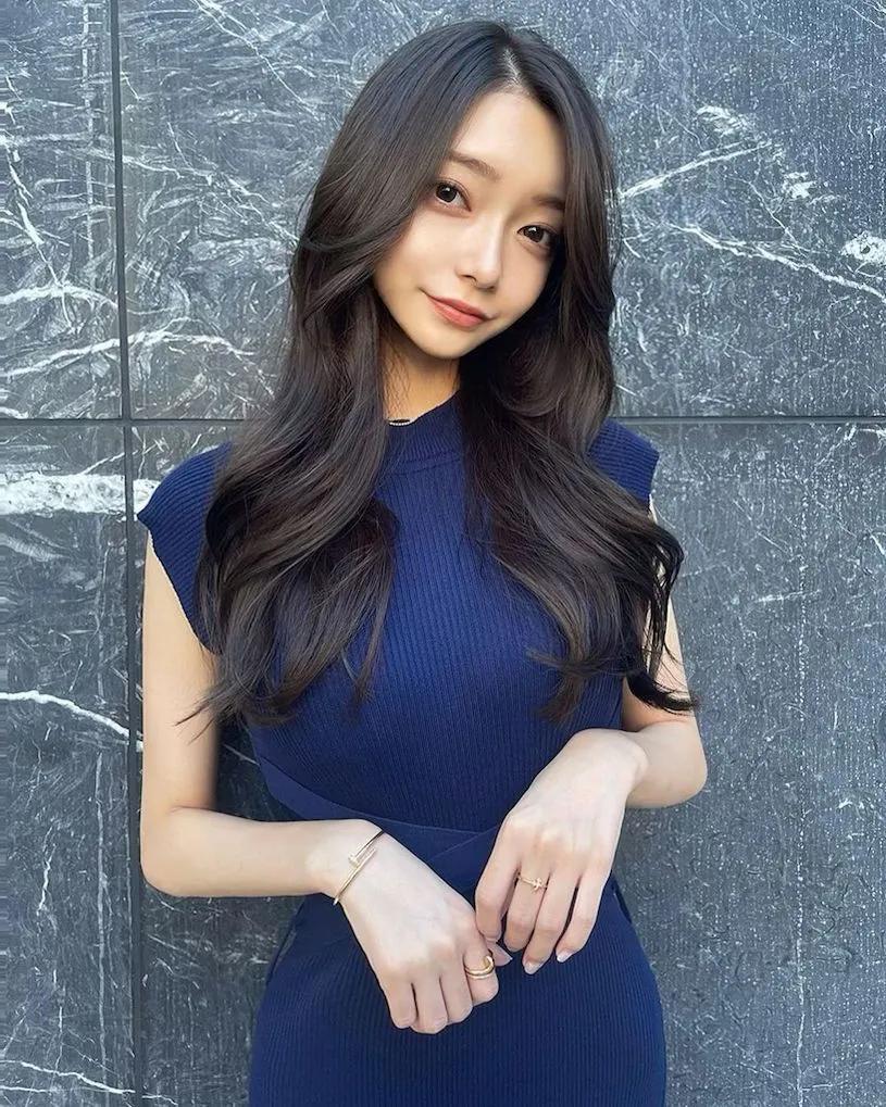 沙龙院正妹老板娘「脸蛋神似明日花」，「饱满有致的曲线」好有风采！(5)