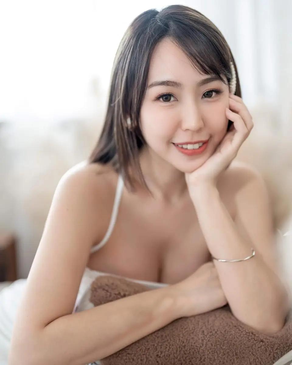 正妹「希希CC」笑容太正点！小露深沟展现魅力(19)