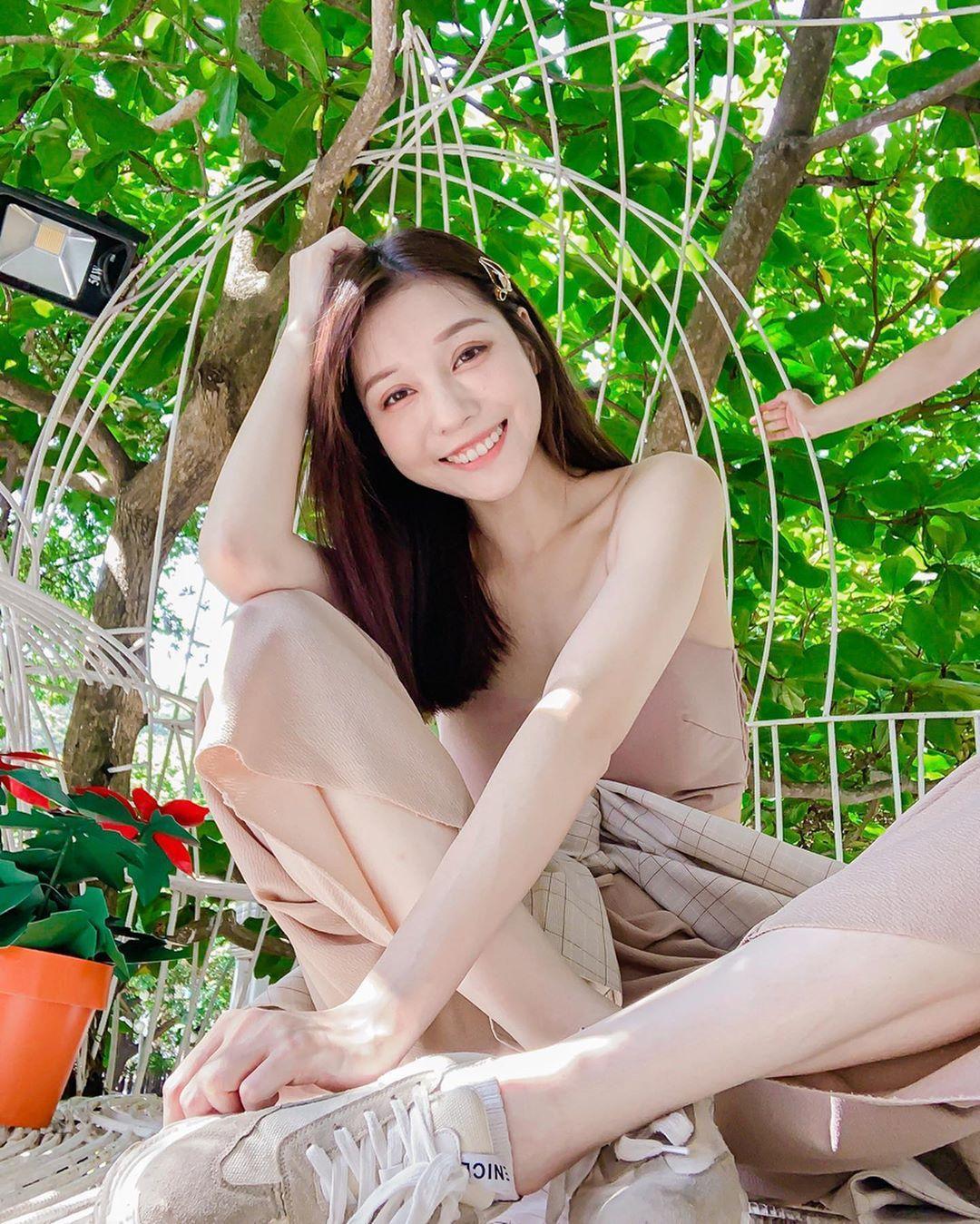 班比Bᴀɴʙɪ 甜美露出雪白双腿.....性感惹火指数爆表！(5)