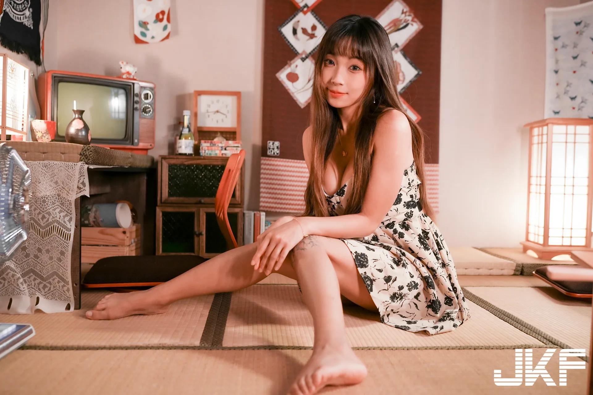 气质长发妹「安然」性感火辣的午后！爆乳洋装罩不住两座山峰溢出！(49)