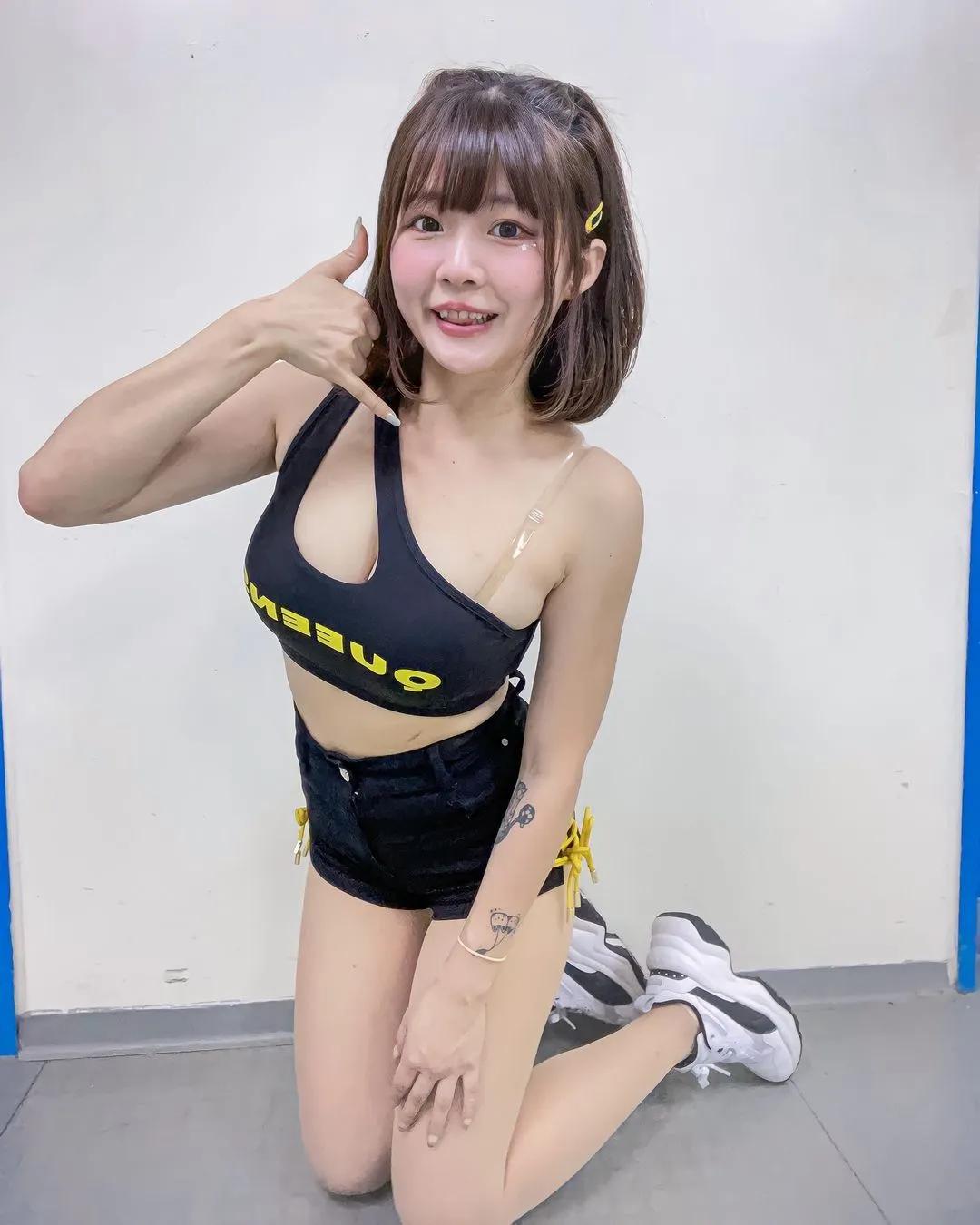 白皙甜心「阳光廷廷」低胸穿著好犯规！超养眼曲线太正点(7)