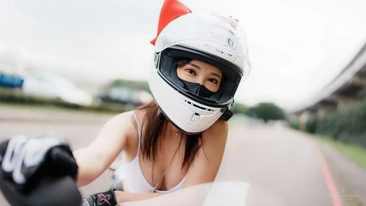 爱骑重机的妹子「咪妃」绝对乳力发威太狂，深V酥胸藏不住，若隐若现的妖柔曲线！(9)