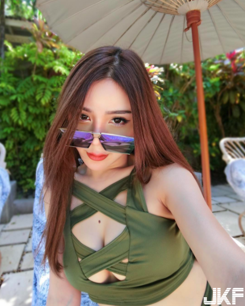 胸怀大志！「长发大奶妹」海滩度假！绑带泳衣也包不住「肉肉双峰」啊！-小湿妹图(2)