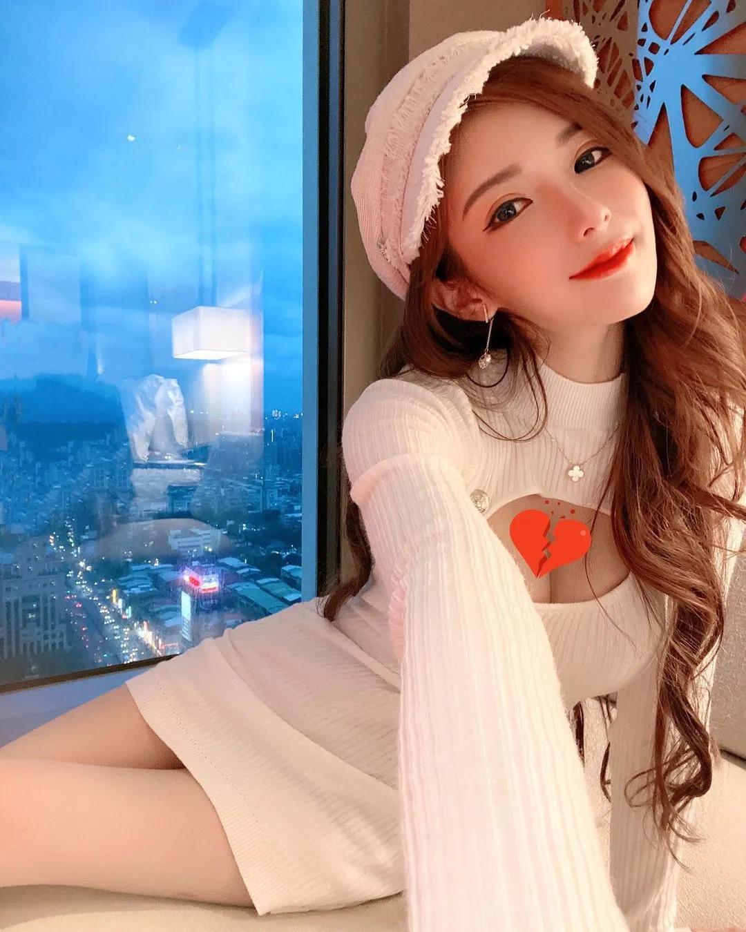 这算冰奶茶吗？「甜美正妹」低胸吊带捧冷饮，杯子后暗藏乳香美景！(5)