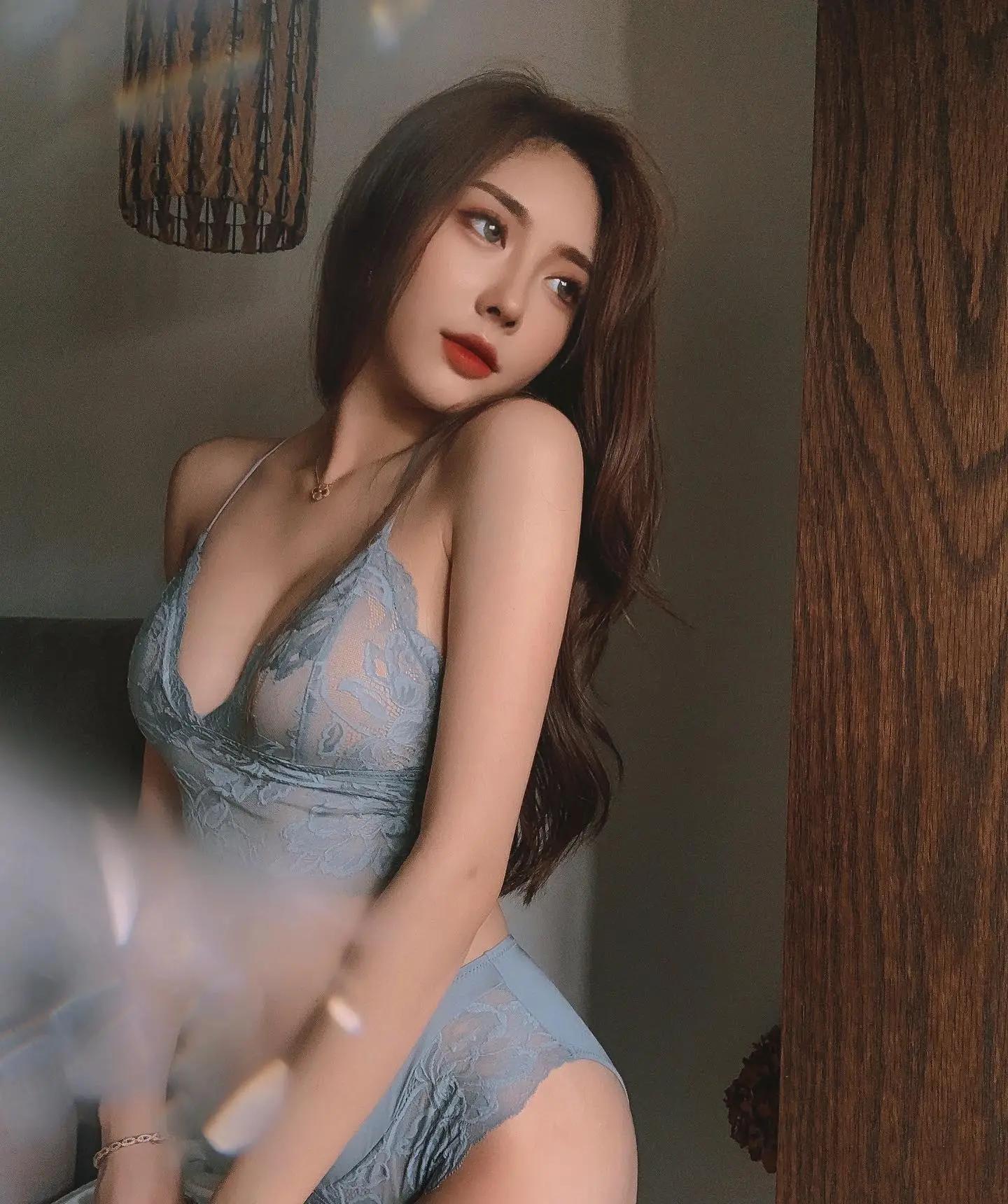 长腿气质部落客「Jo安娜」浑圆蜜桃火辣放送，一弯腰美乳快掉出来！(1)