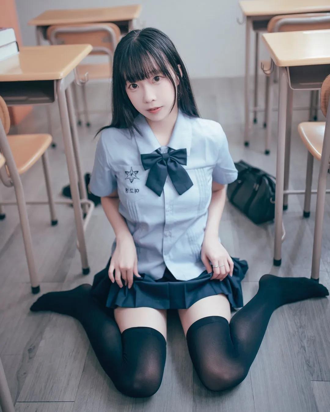 清秀女友「小孟」各种养眼画面 大秀身材没有极限(3)