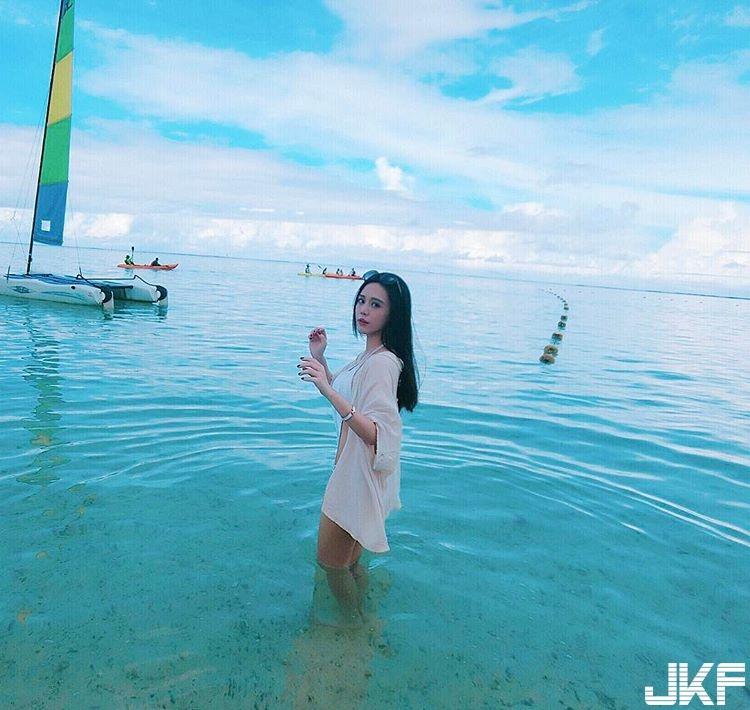 清纯美女高中生长大后变「爆乳蜂腰」直播正妹！网友惊喊：「又白又大」！(8)