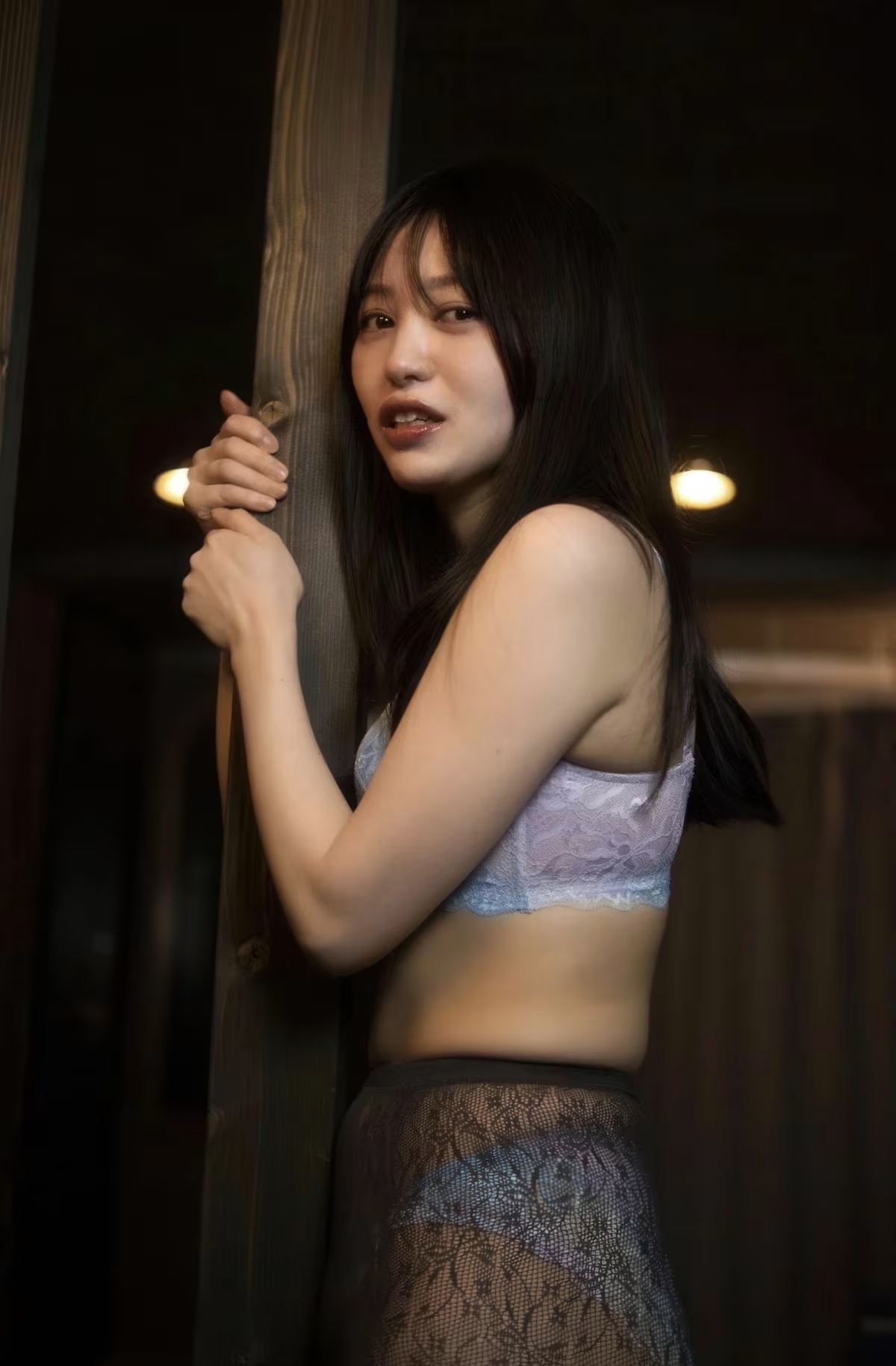 Shizuka Saito 斉藤靜, セミヌード寫真集 密室 大きなお尻に理想のオディライン どこかえっちな雰囲気を纏ったセクシーな美女があなたを禁斷の世界へ Set.02(23)