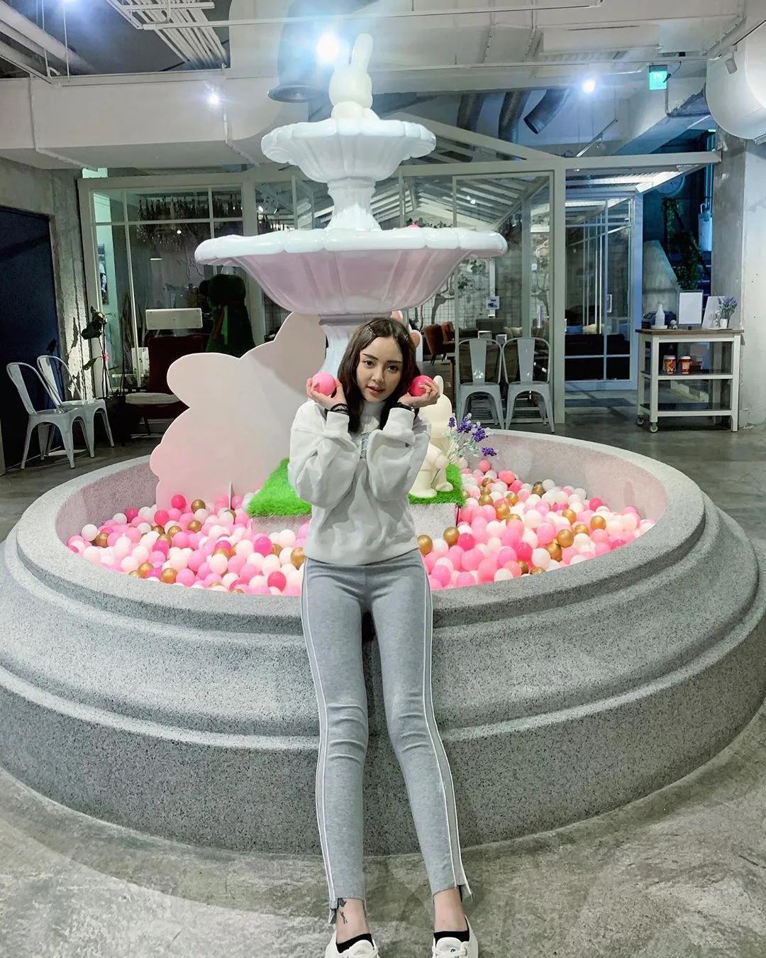 真是贪爱！性感模特「亲亲」艳红战服上身就开撩，白嫩美体一次就想满足十个！(17)