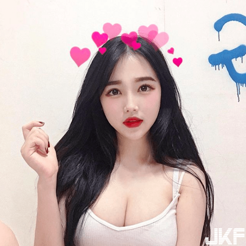 红唇奶妹「最爱露半球」！「水蛇腰＋大长辈」逛她IG会喷血！-小湿妹图(10)