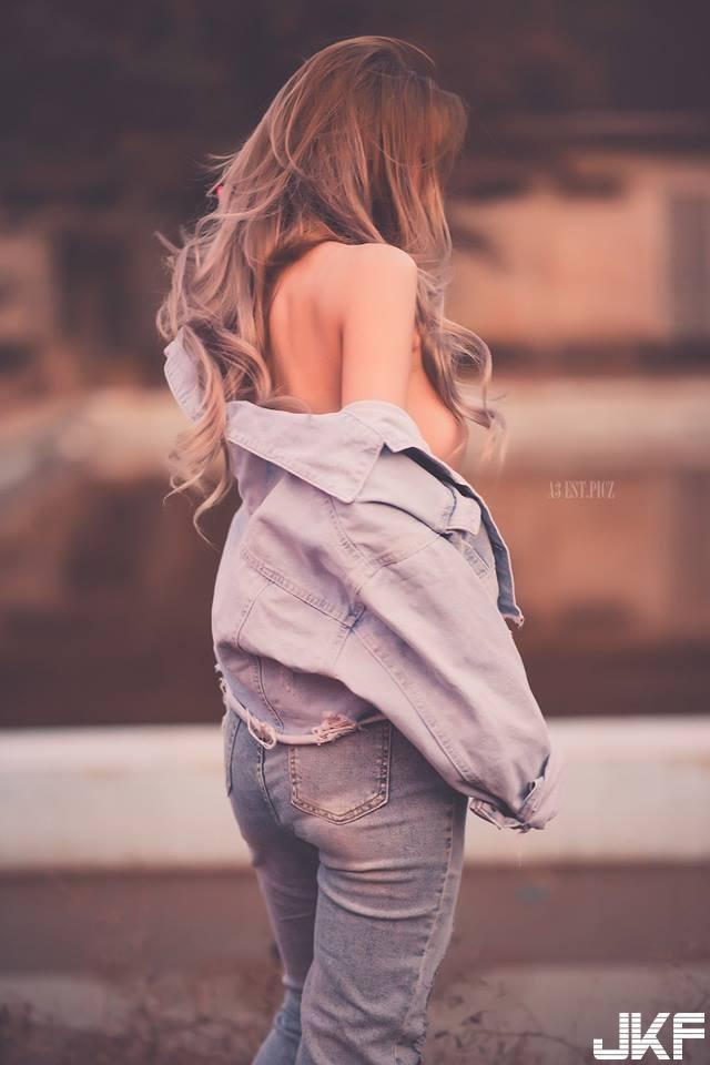 情人节的凶猛诱惑！「大奶女友」室外直接脱内衣，牛仔外套藏不住两颗圆球！-小湿妹图(3)