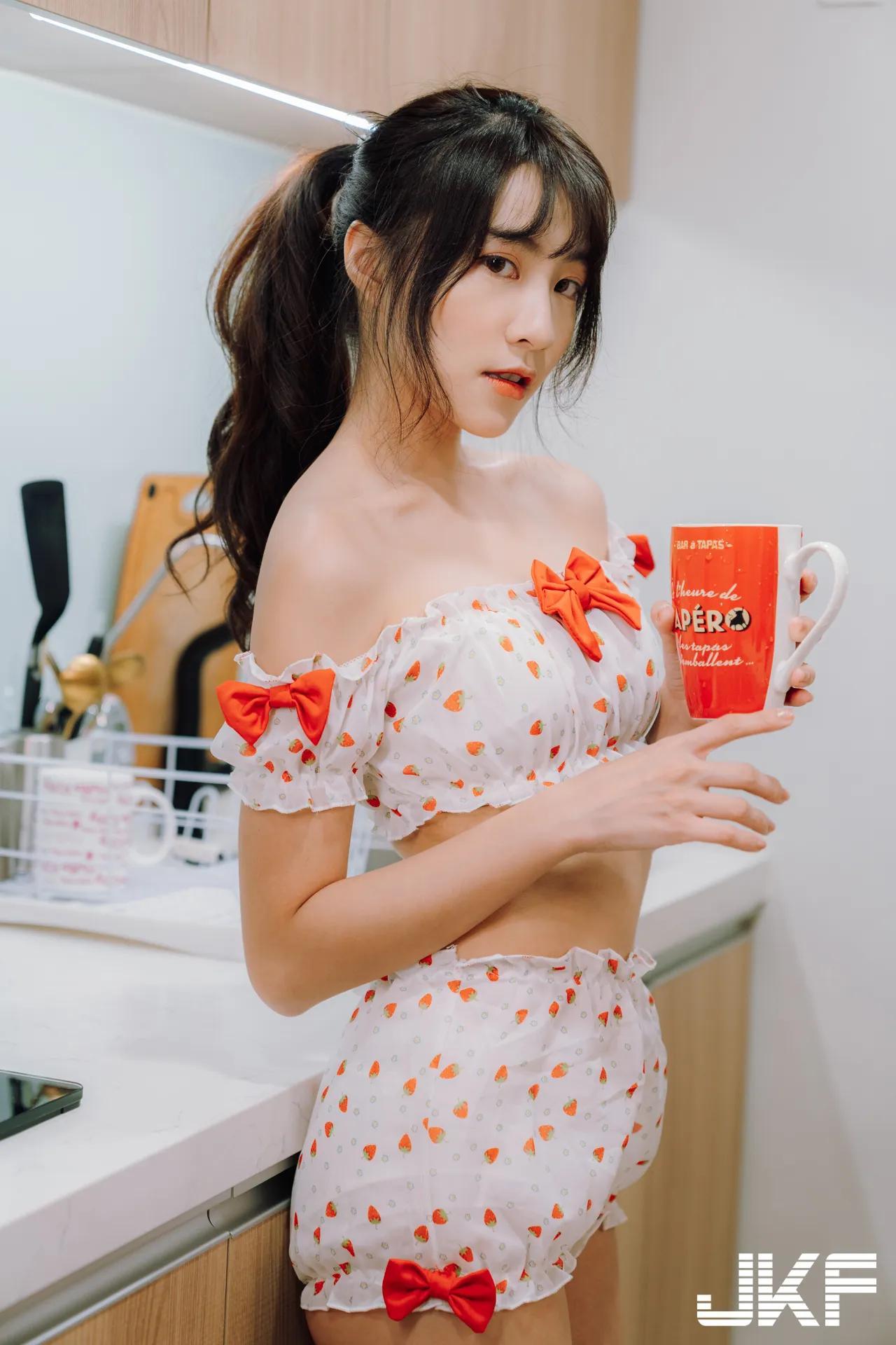 恋爱系美少女「Luna」笑起来好甜！在家感受浪漫粉红泡泡(5)