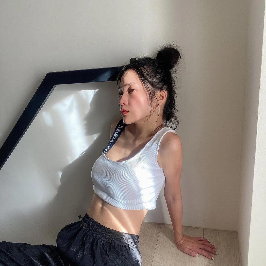 气质妹子林萱光是火辣身材曲线就让你不要不要！「超养眼长腿」让路人都看晕！(7)