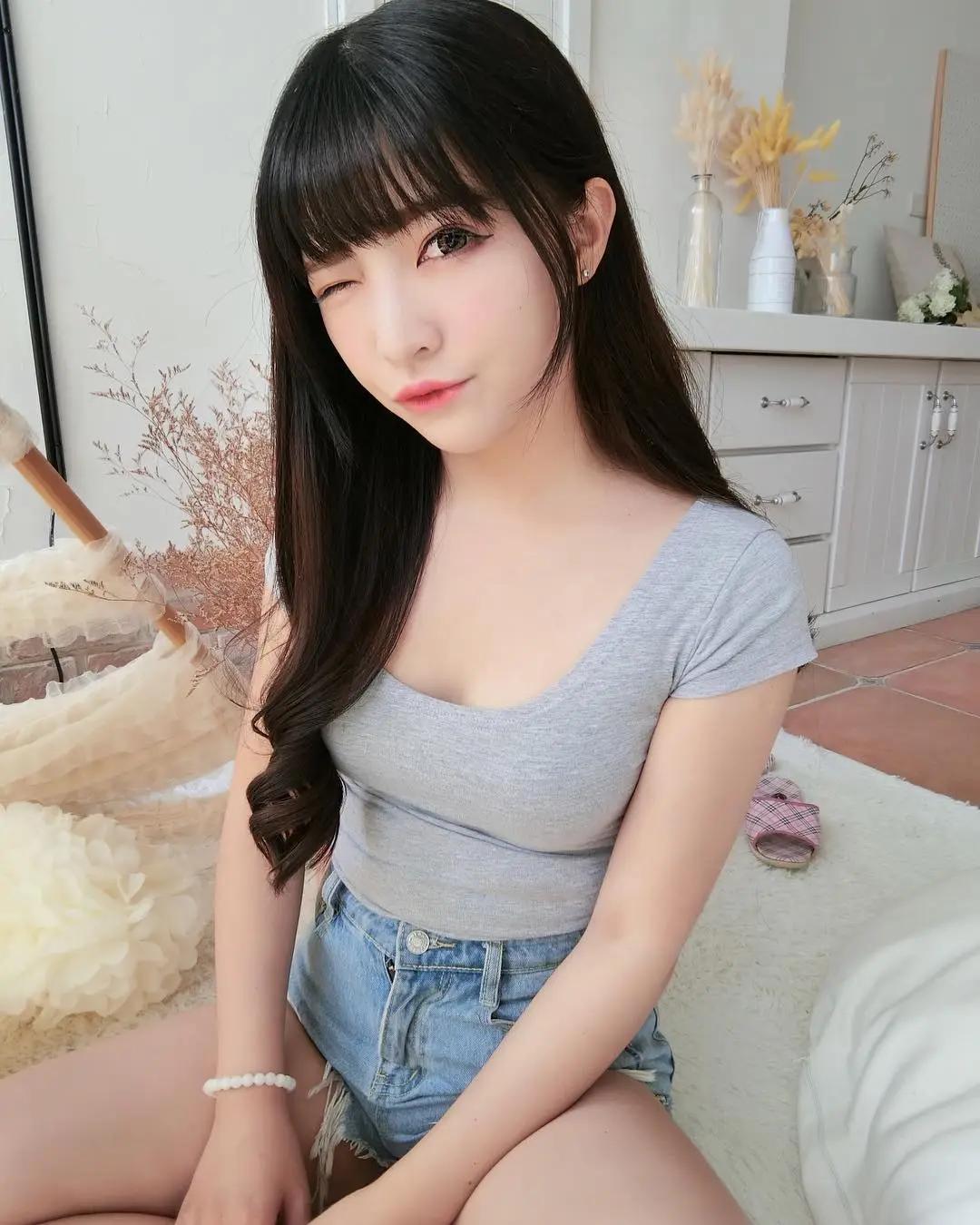 大鲸鱼再也不是对手！大眼美女「虾米ShiangMin」纤细窈窕又有料，无辜萌样就想讨抱抱！(4)