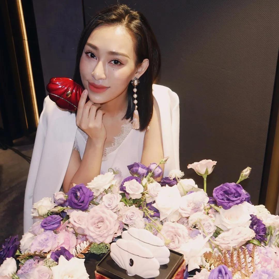 女神填满了遗憾的心！「童恩」菲律宾渡假袒胸又晒腿，完美曲线献给粉丝大口吃冰！-小湿妹图(10)