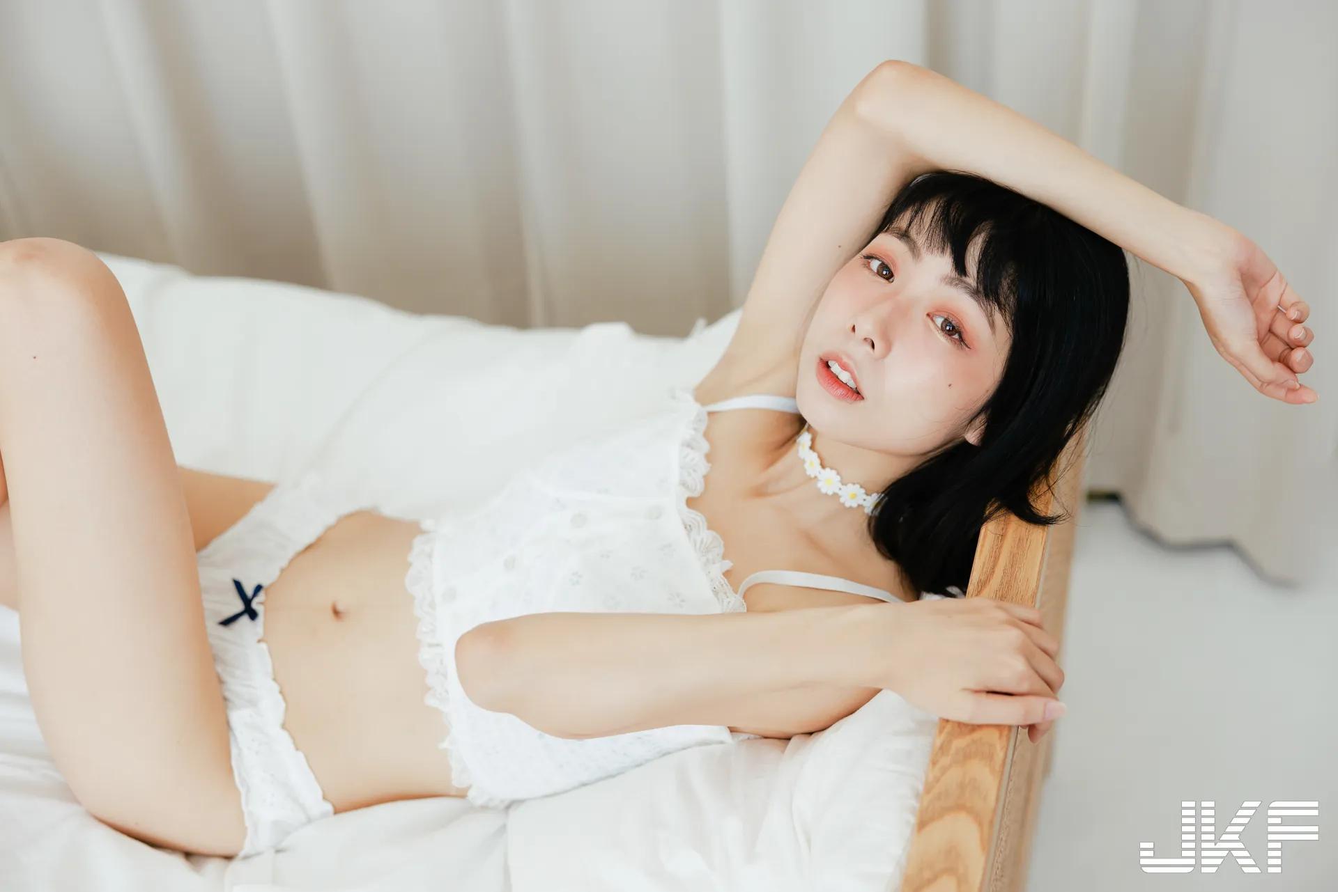 清纯正妹「翁卷卷」居家小可爱好诱惑！纤细蛮腰白嫩美腿，都让人彻底沦陷！(59)