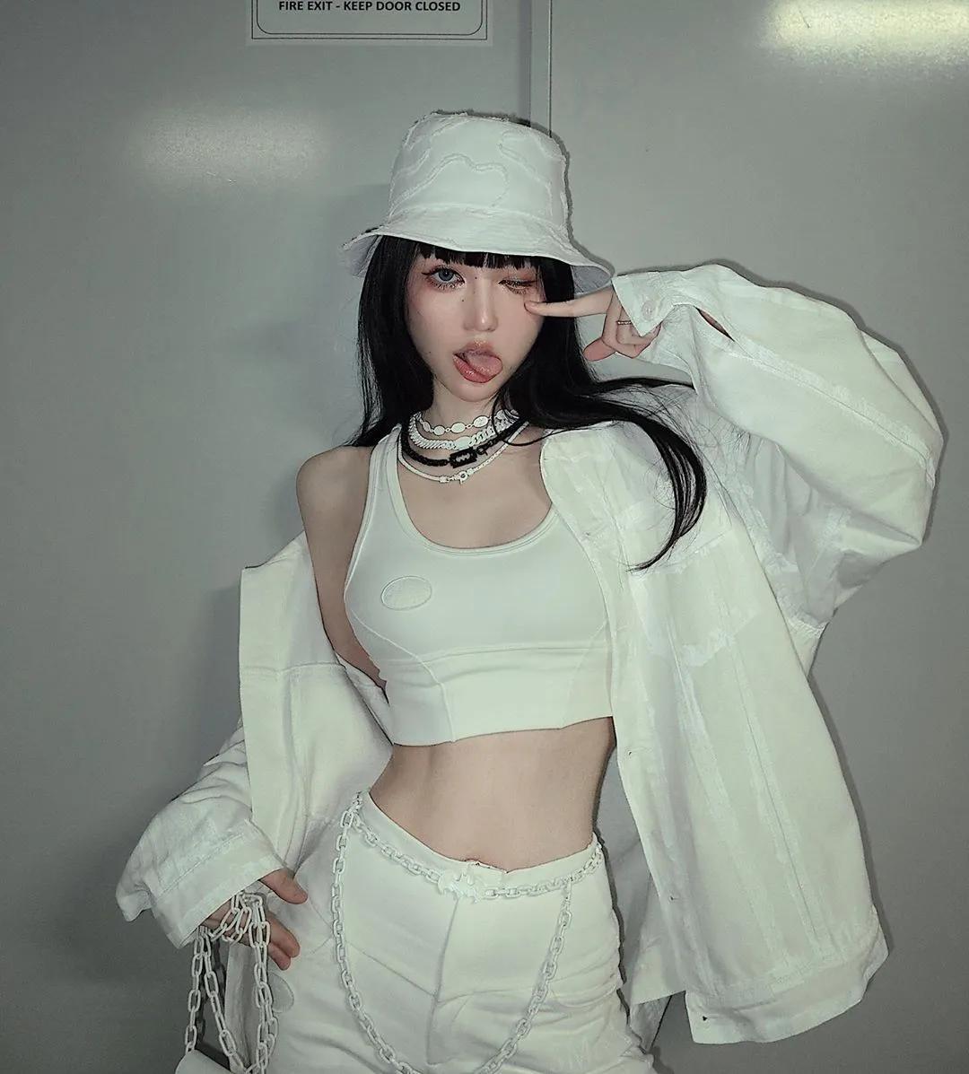 呛辣系！冷艳正妹「小马」销魂电眼太迷人，骨感姿态摆到男人征服欲喷发！(6)