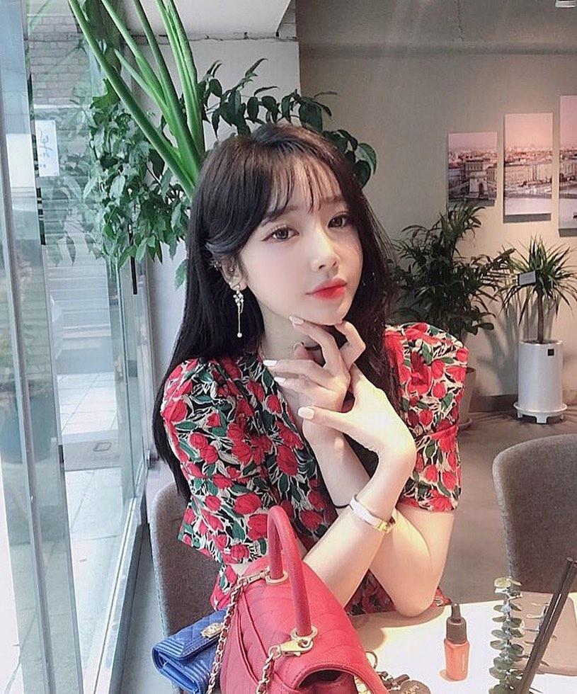 沟很辣！气质长发正妹暗藏「水嫩酥胸」，深V画面让粉丝特别激动！-小湿妹图(9)