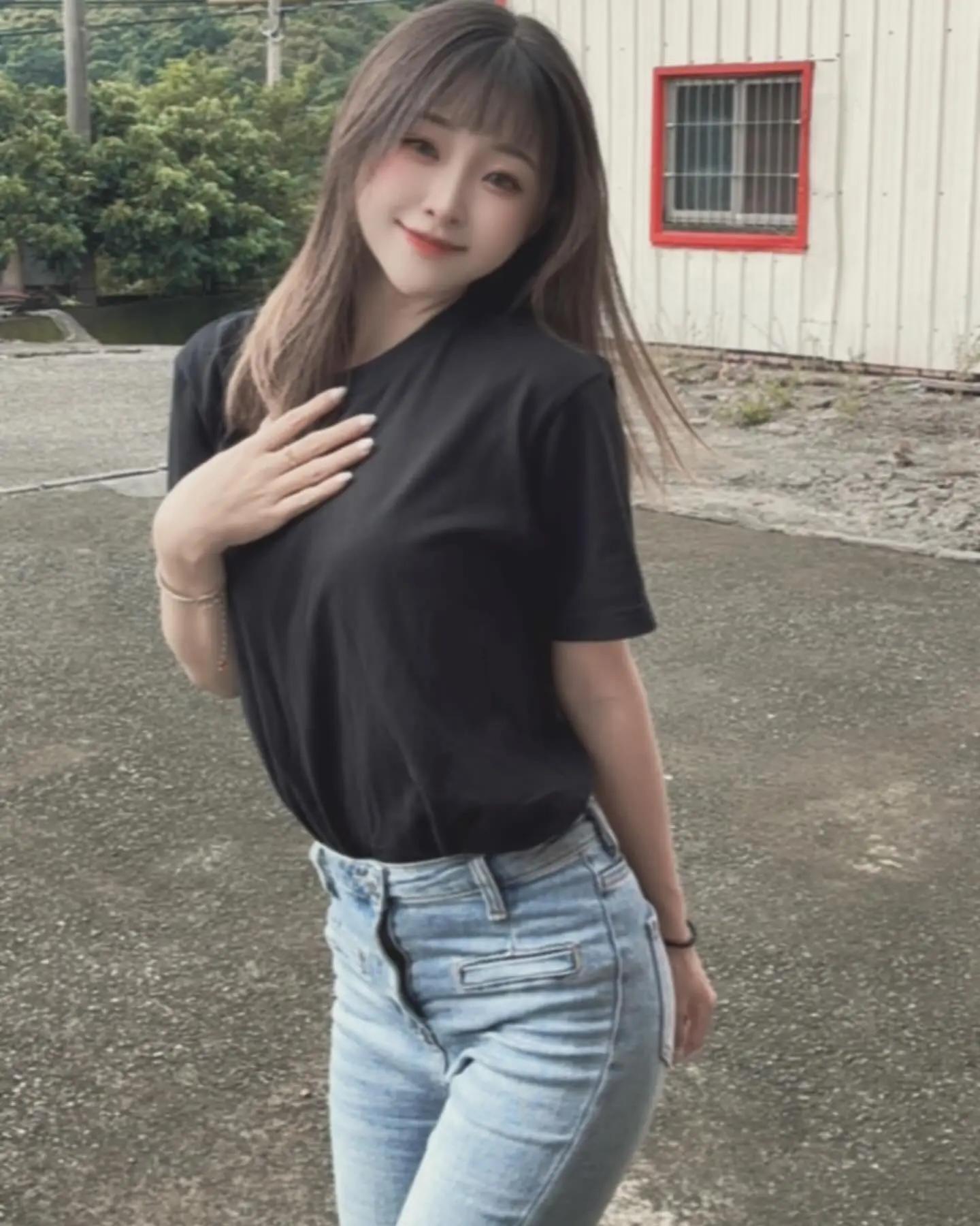 魅力无穷「小哈尼」极品辣妹迷人曲线满满诱惑感(14)