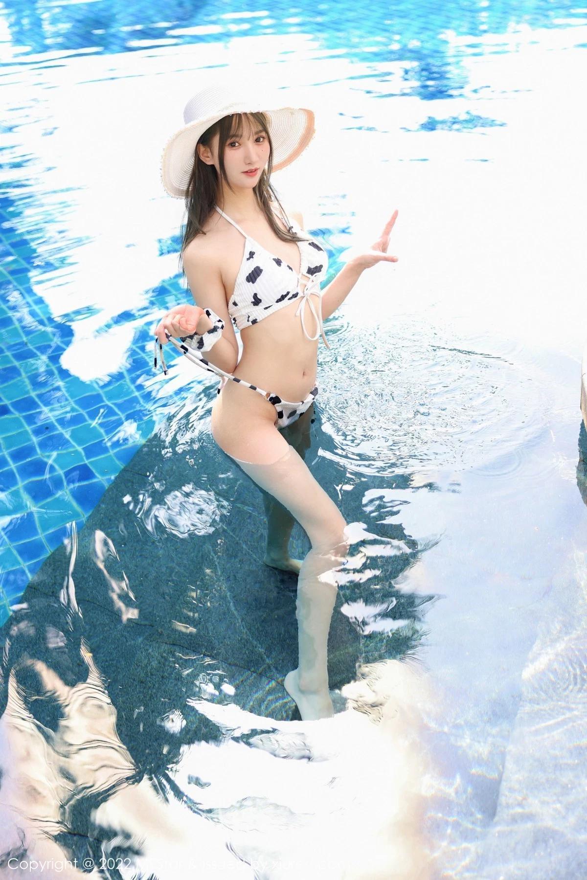 [MFStar模範學院]Vol.548_模特小果凍兒三亞旅拍性感白色泳衣半脫秀翹臀撩人誘惑寫真50P(34)