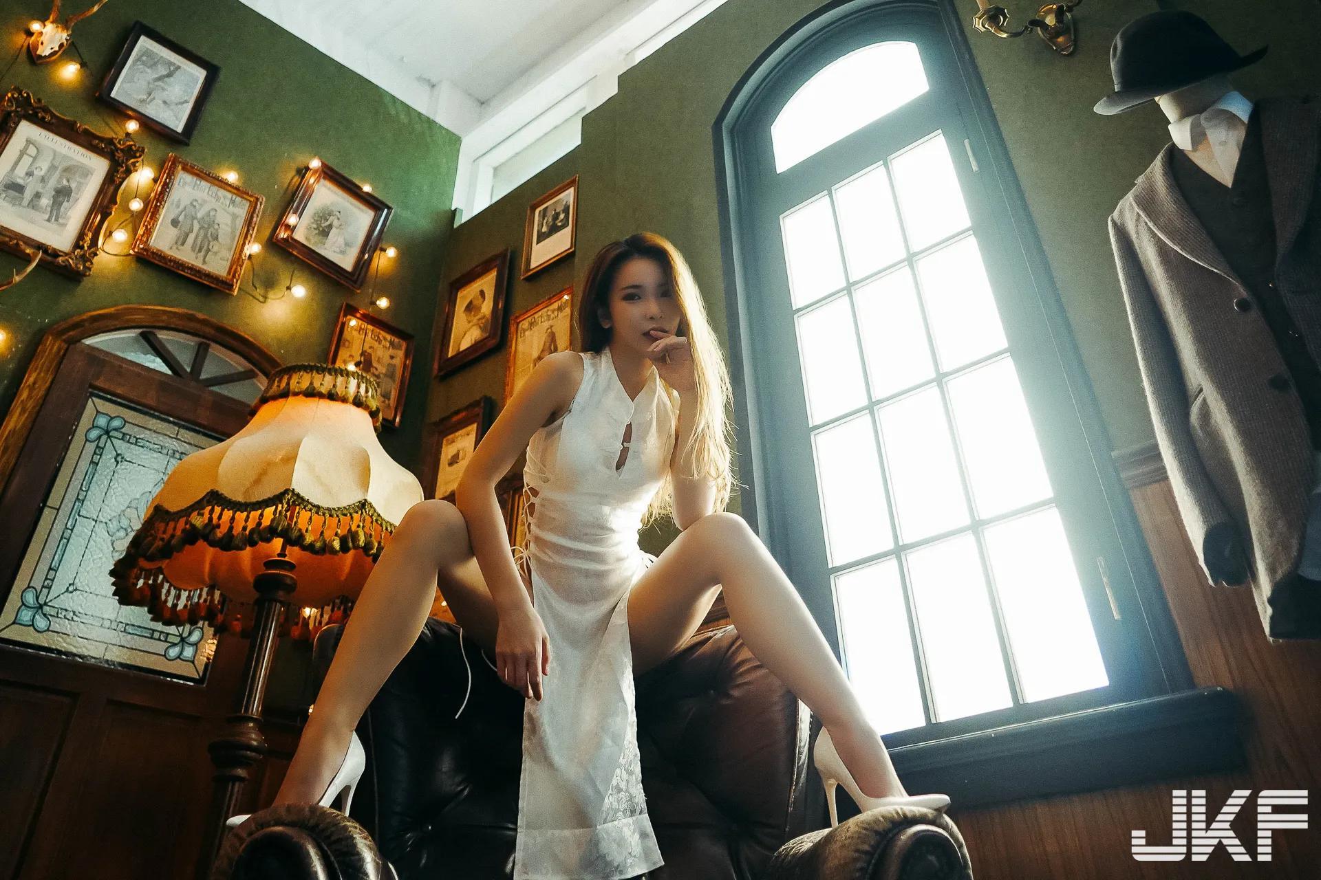 魅惑勾人眼神「余纳斯」的性感开衩旗袍，完美侧边曲线超级养眼！(117)