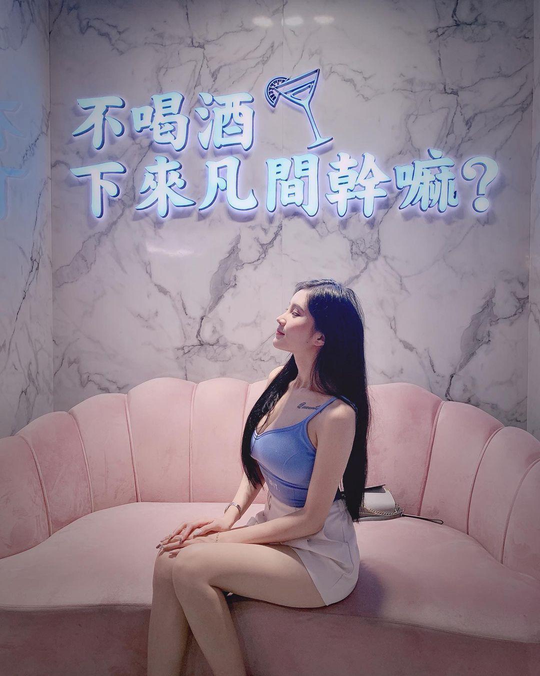 妹子吃海鲜大餐附上「新鲜自拍」，胸前超丰满「沈淀淀份量」让人瞬间胃口大开！(6)