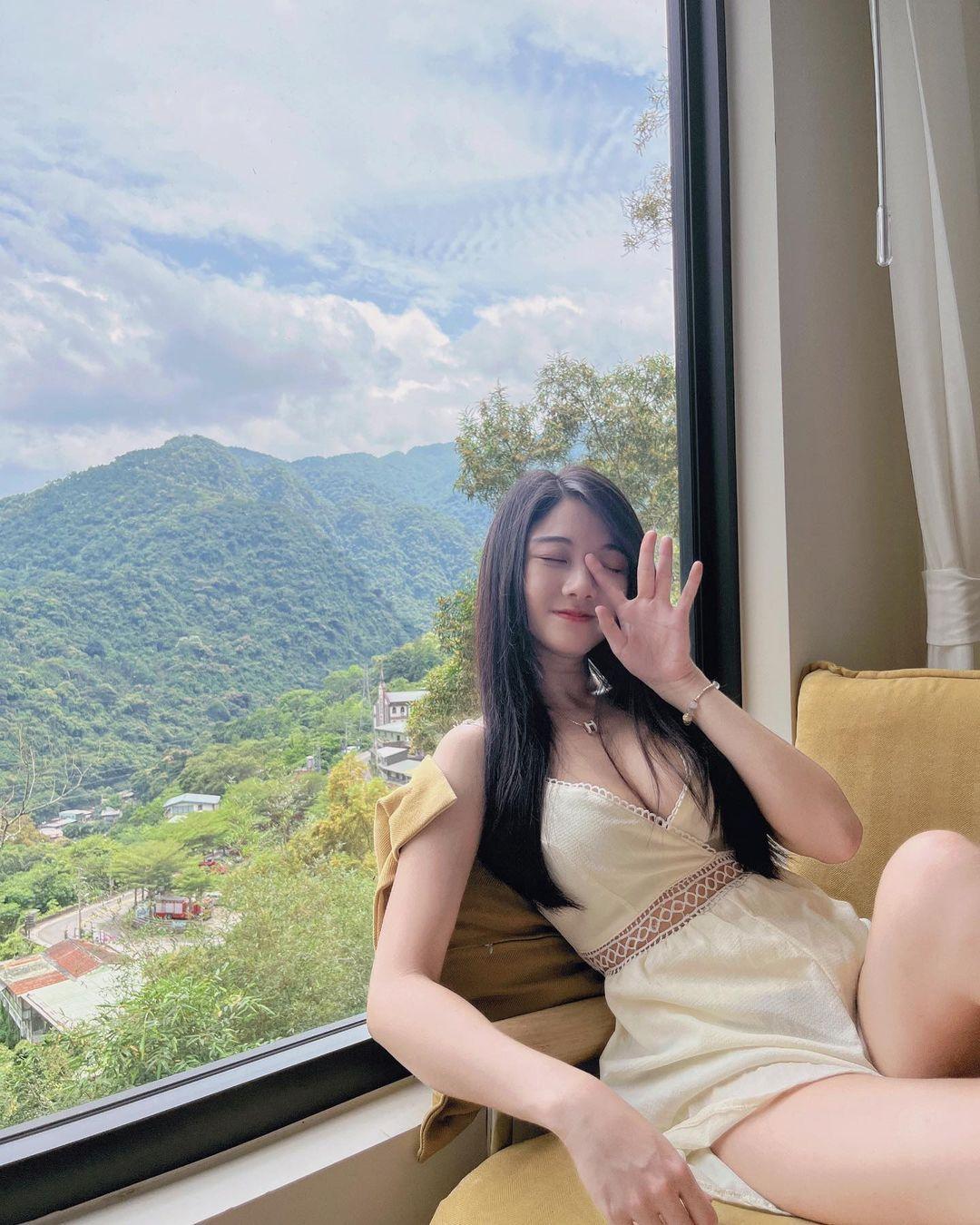 天使脸孔护理师「小莓」爆乳身材「份量十足」看一眼就能感受心动电流传遍全身！(9)