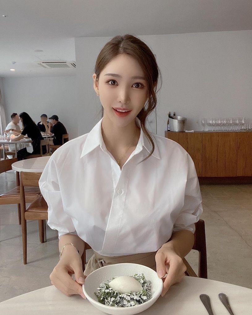 爱做瑜珈的「超性感小姐姐」，运动造型「深沟100分」！-小湿妹图(12)