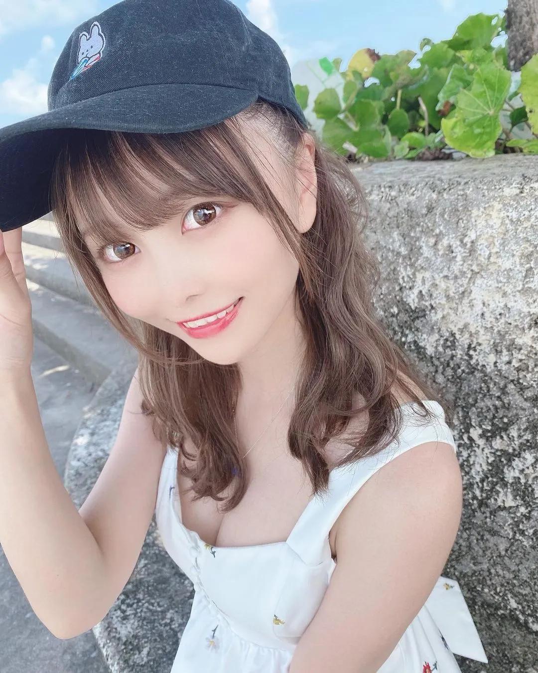 开学好棒！制服萌妹子「青木りさ」灿笑歪头绑马尾　清纯模样整个无敌(12)