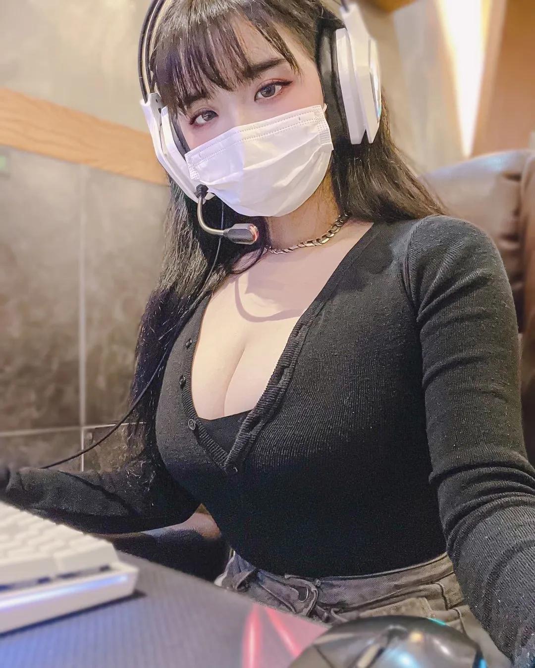 纯天然雪乳！「清纯大奶妹」跑乡下解放body，吊带裤上空露「白嫩奶球」！-小湿妹图(25)