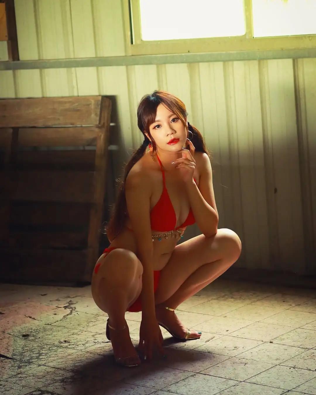 「双儿」性感身材 杀伤力太强 纤瘦姿态超撩人(25)