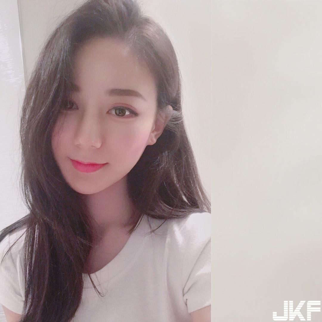 美腿界的天菜！留外高学历正妹「细白嫩腿」看不腻！曲线太喷火了…(12)