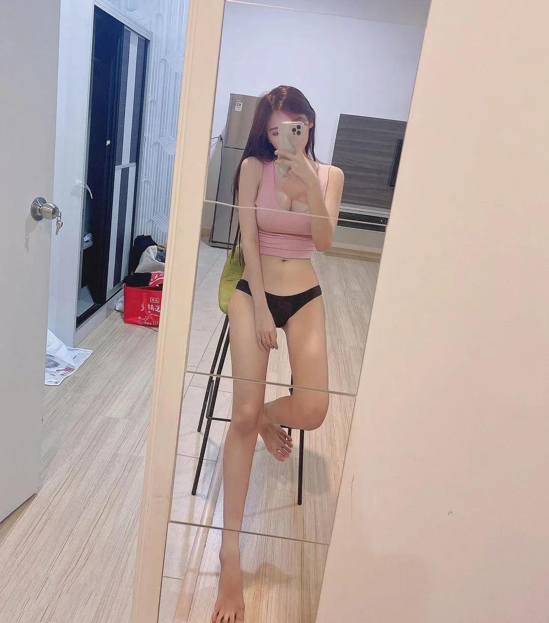 超凶猛「大马巨乳妹」在家不爱穿内衣，饱满豪乳露出大半，尺寸太不科学啦！-小湿妹图(18)