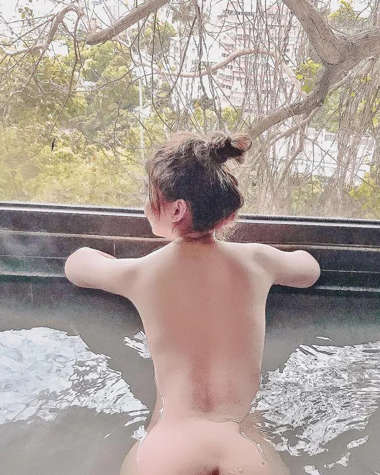 甜美酒窝妹「薇娜 Verna」突破尺度分享泡汤照　水下若隐若现让人喷火-小湿妹图(4)