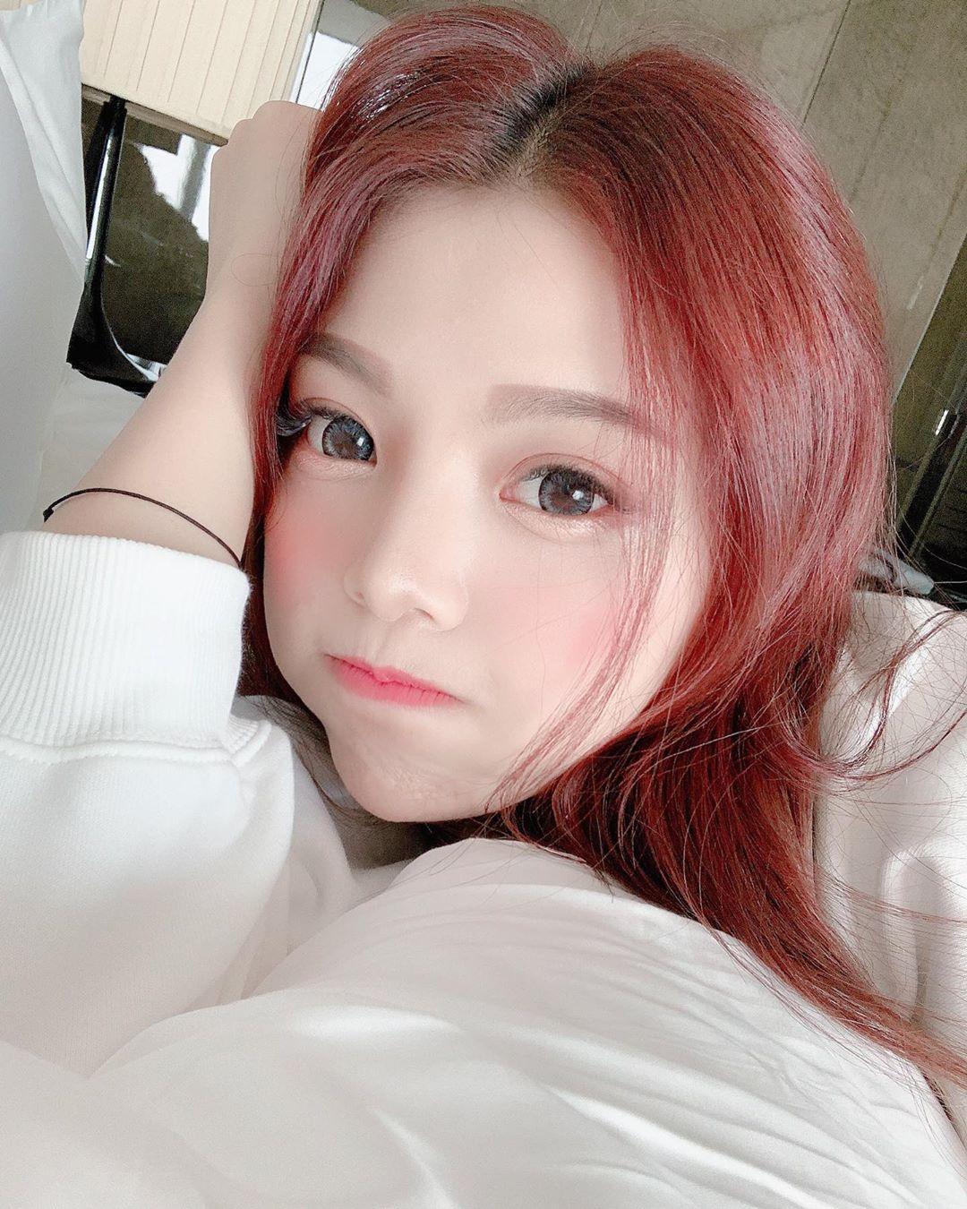 赖恩 大方露雪白美乳和深V事业线(19)