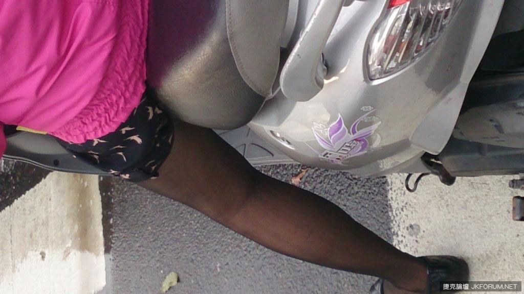 还是叮嘱大家骑车遵守规则勿闯红灯(6)