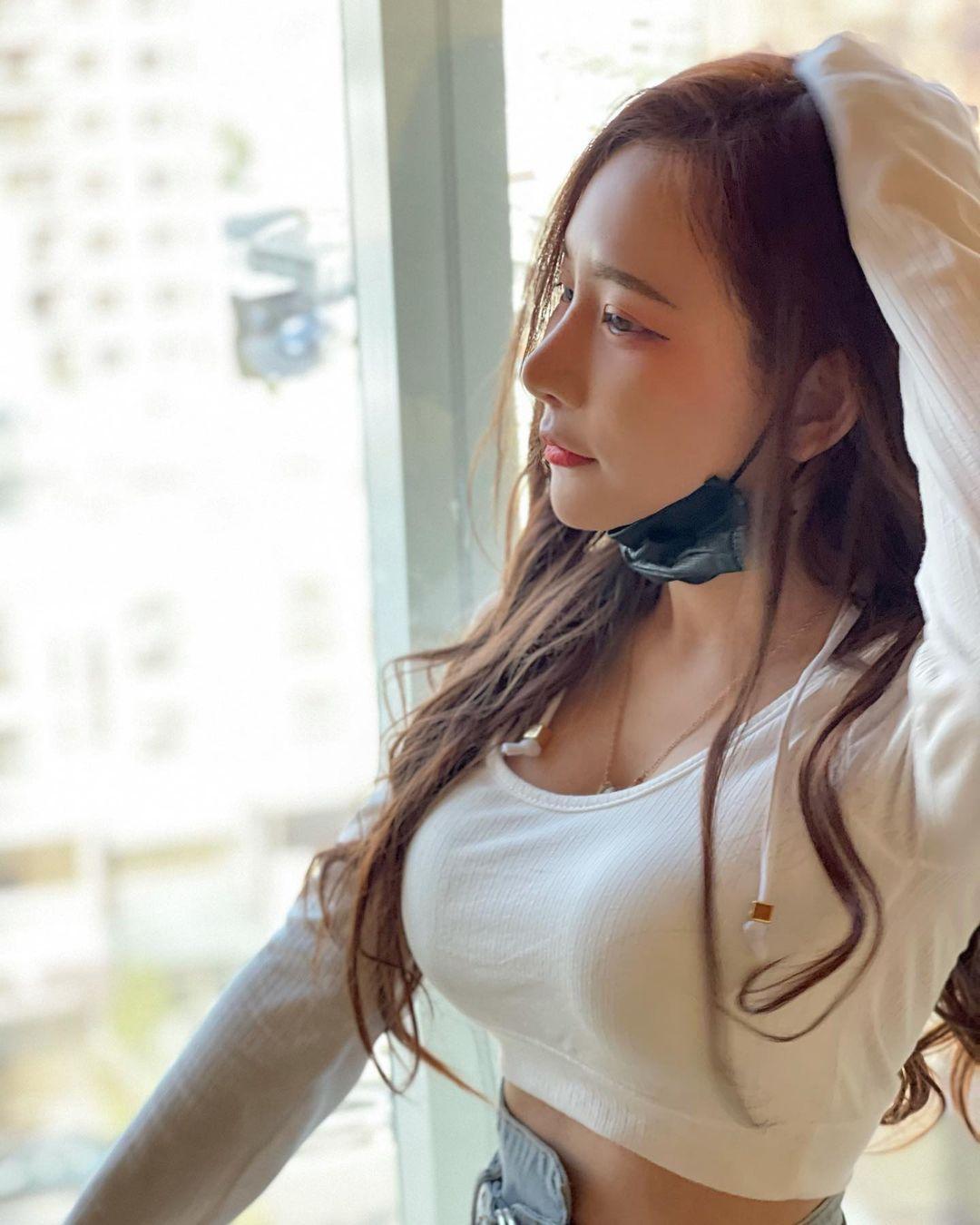 南投梦谷瀑布惊见「比基尼巨乳妹」！白皙肌肤火辣身材超诱人，根本出水精灵！(17)