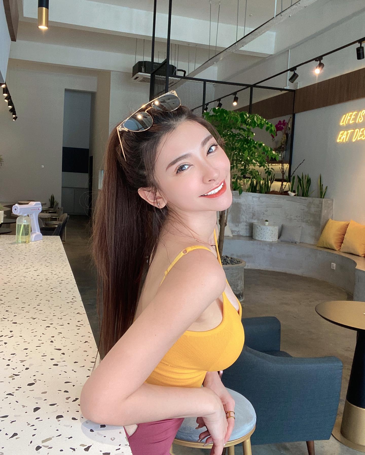 情欲女王「邢益燕」绝美颜不科学，前凸后翘好惹眼！一秒成为沙滩上的焦点！(8)