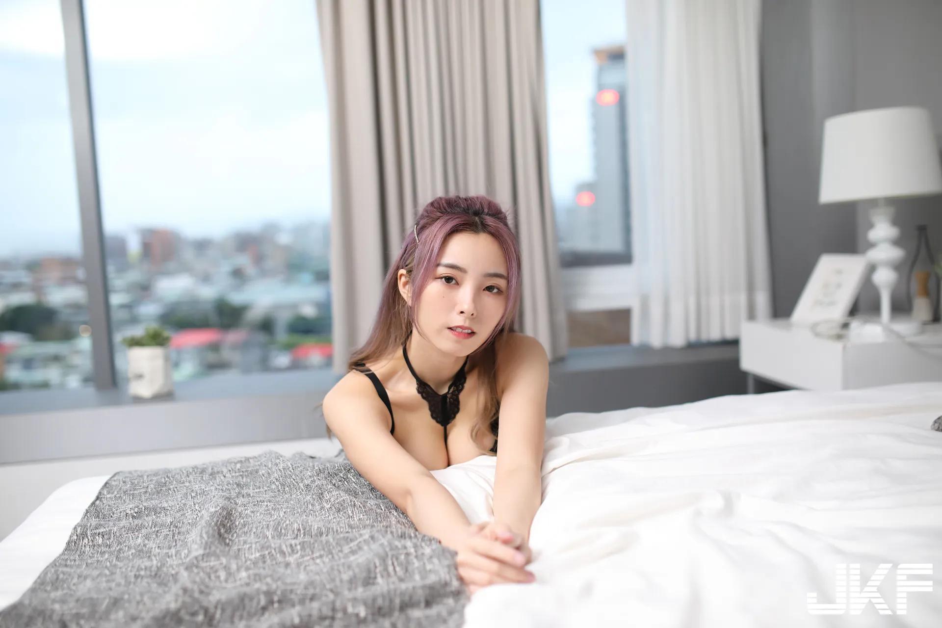 嫩乳翘臀板妹「芸宝」色气挑逗！黑蕾丝内衣性感爆表，美胸呼之欲出！(88)