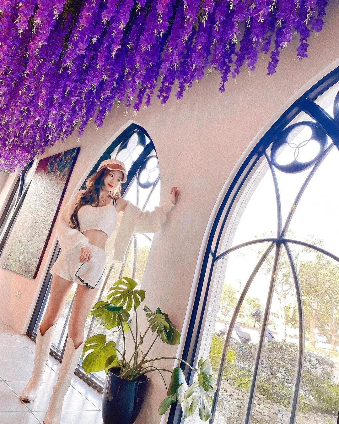 这算冰奶茶吗？「甜美正妹」低胸吊带捧冷饮，杯子后暗藏乳香美景！(7)